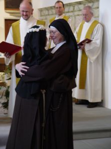 die Professschwester wird vom Bischof der Frau Mutter anvertraut